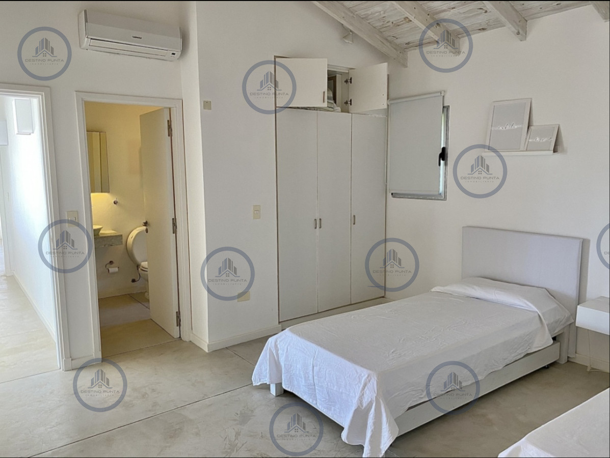 Casa ID.3206 - Elegante Casa de Diseño en Laguna Blanca con 4 Dormitorios y Servicio
