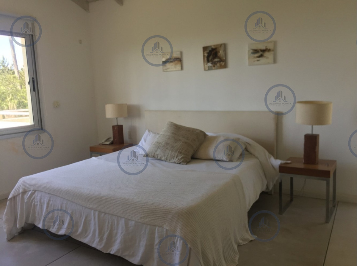 Casa ID.3206 - Elegante Casa de Diseño en Laguna Blanca con 4 Dormitorios y Servicio