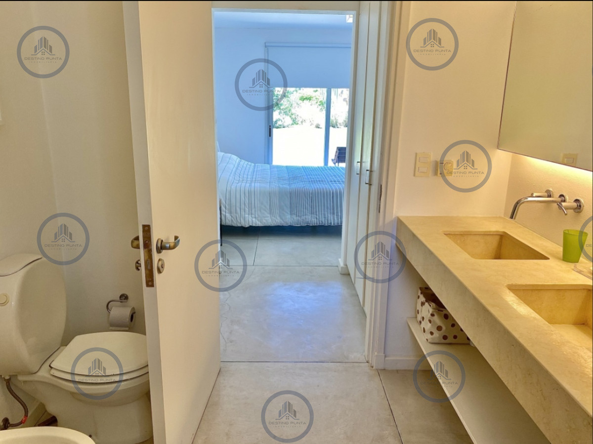 Casa ID.3206 - Elegante Casa de Diseño en Laguna Blanca con 4 Dormitorios y Servicio