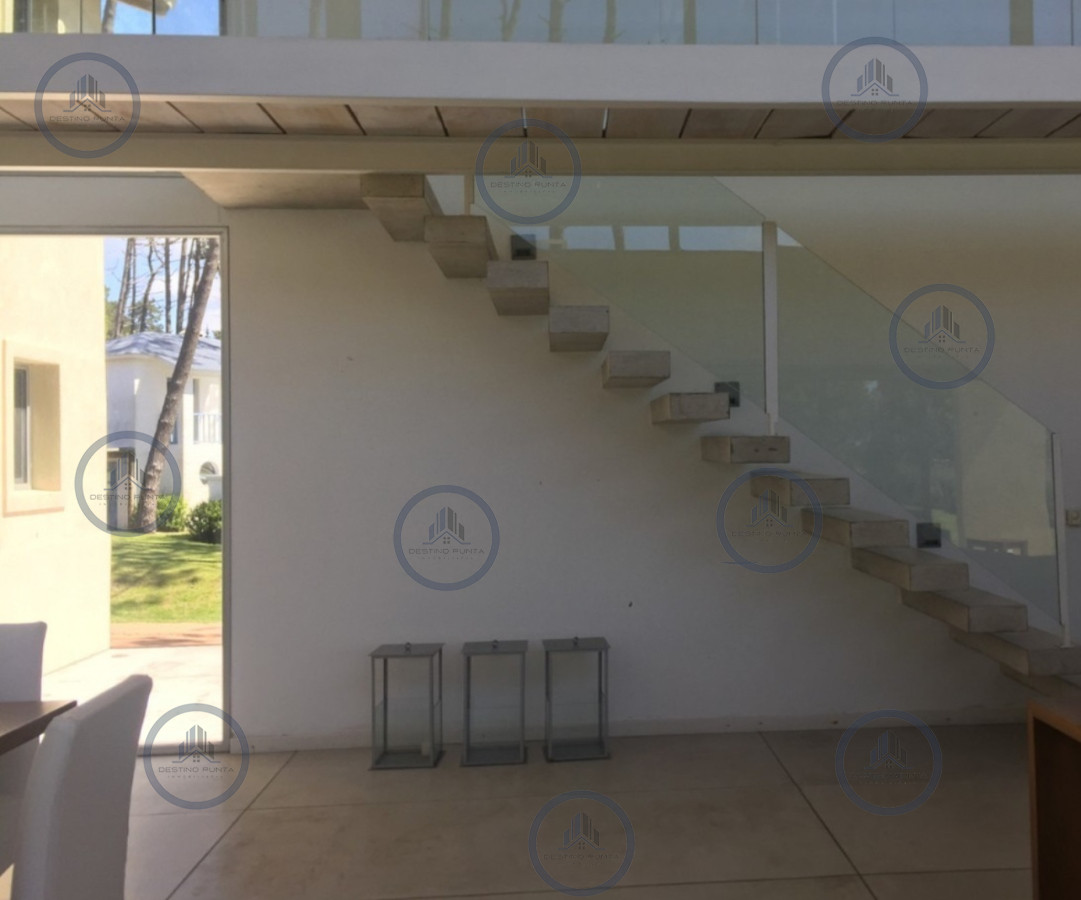 Casa ID.3206 - Elegante Casa de Diseño en Laguna Blanca con 4 Dormitorios y Servicio