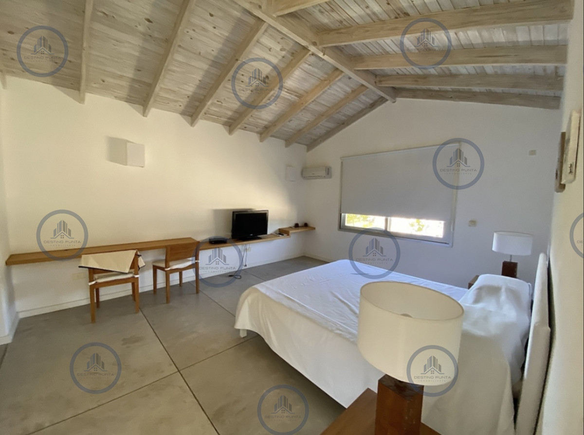 Casa ID.3206 - Elegante Casa de Diseño en Laguna Blanca con 4 Dormitorios y Servicio