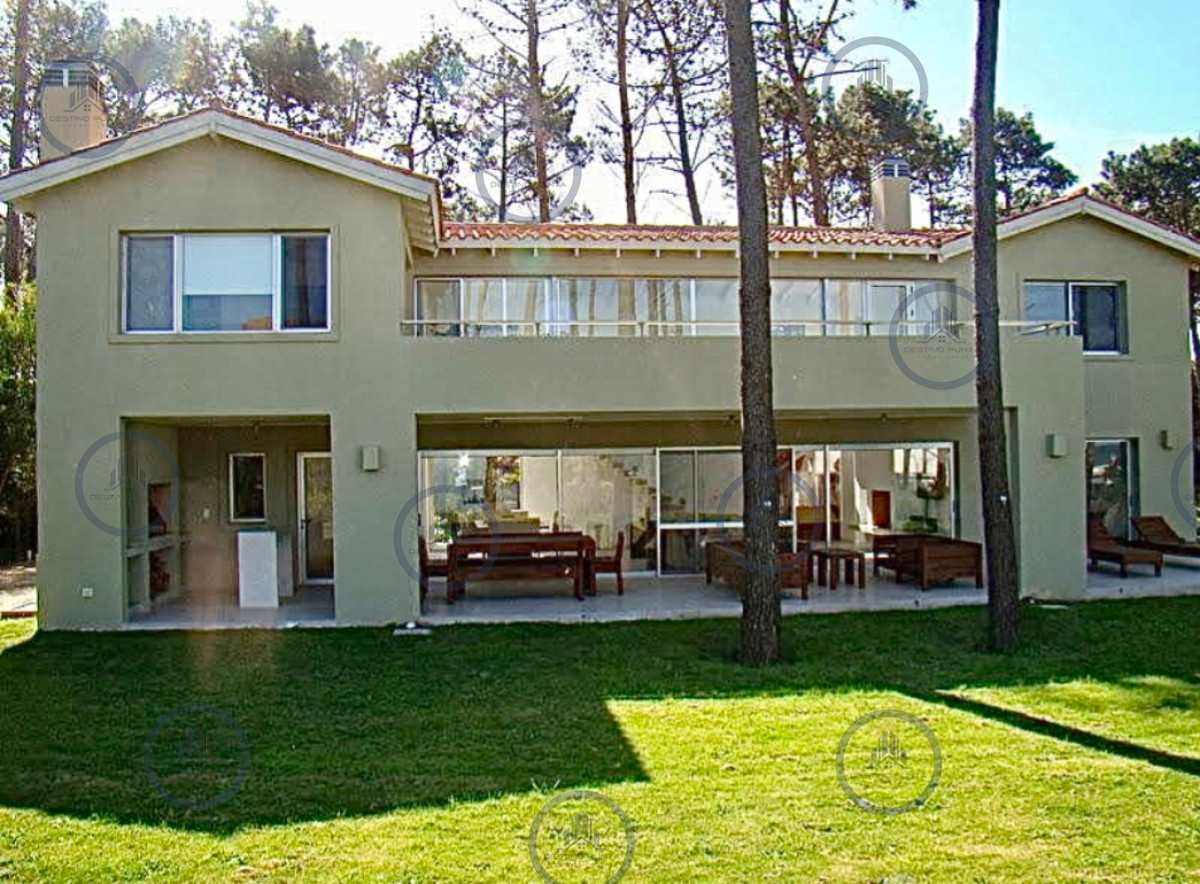Casa ID.3206 - Elegante Casa de Diseño en Laguna Blanca con 4 Dormitorios y Servicio