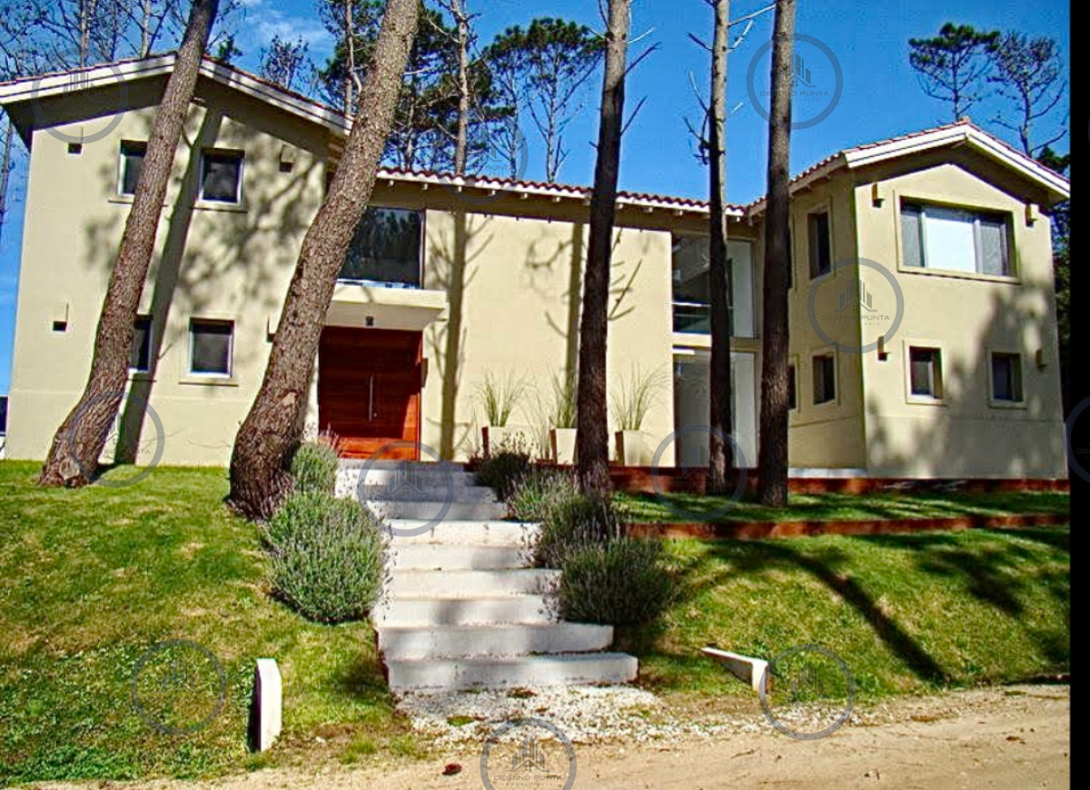 Casa ID.3206 - Elegante Casa de Diseño en Laguna Blanca con 4 Dormitorios y Servicio