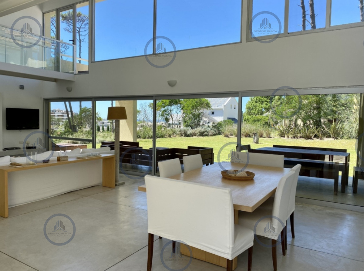 Casa ID.3206 - Elegante Casa de Diseño en Laguna Blanca con 4 Dormitorios y Servicio