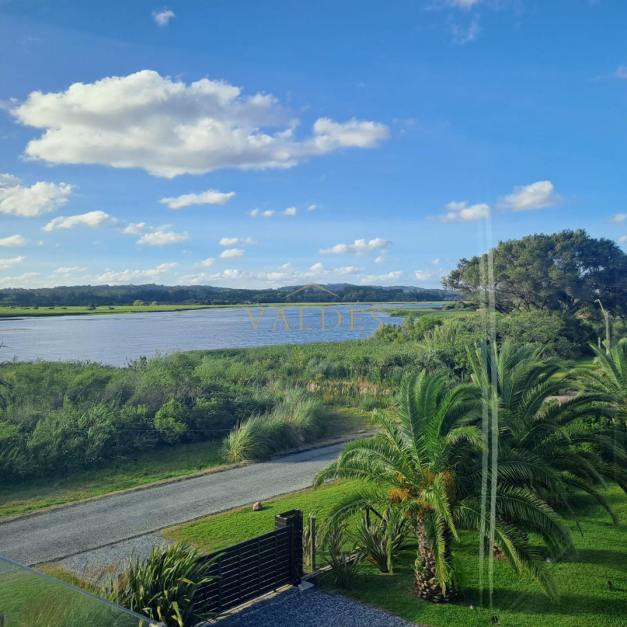 Casa ID.5475 - Casa de 6 Dormitorios en Laguna del Diario, Punta del Este