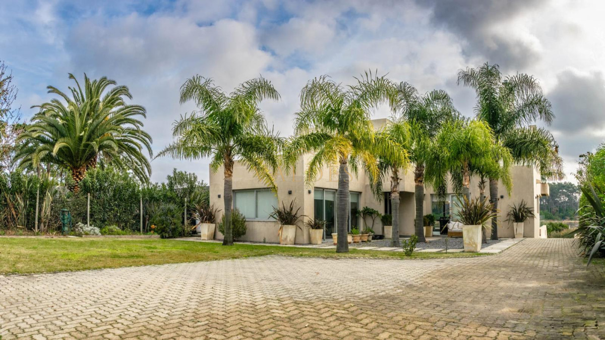 Casa ID.5475 - Casa de 6 Dormitorios en Laguna del Diario, Punta del Este