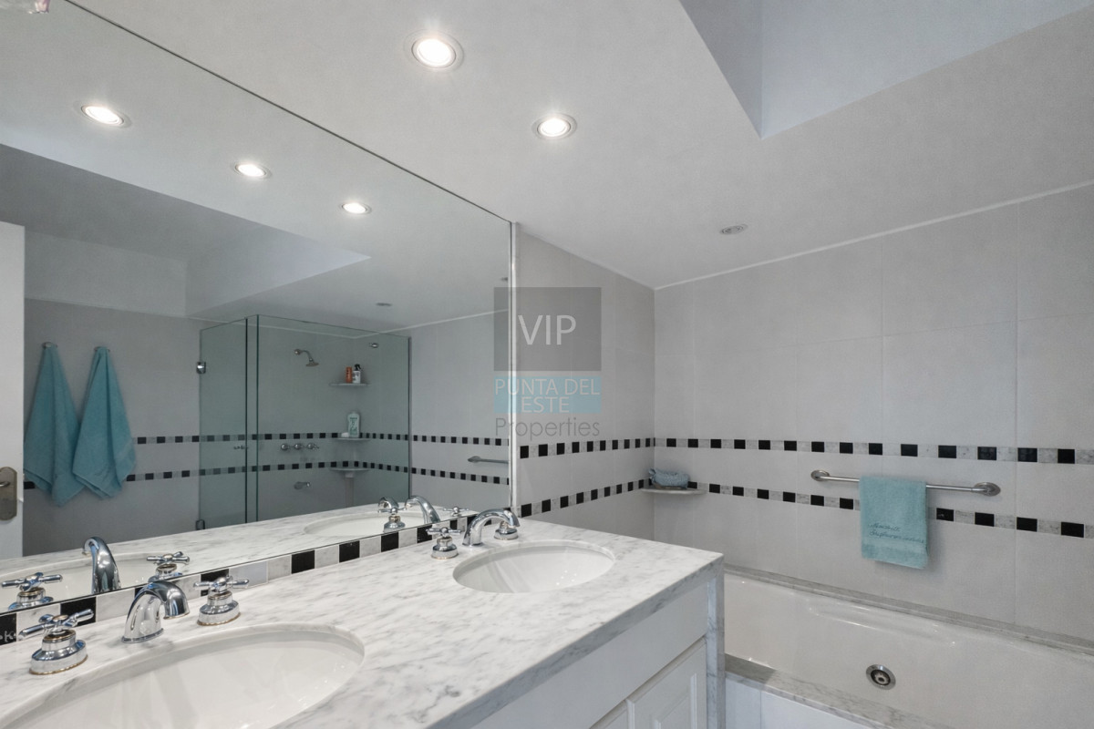 Apartamento ID.2753 - Triplex frente al mar en Playa Brava con terrazas, jacuzzi y departamento de huéspedes independiente