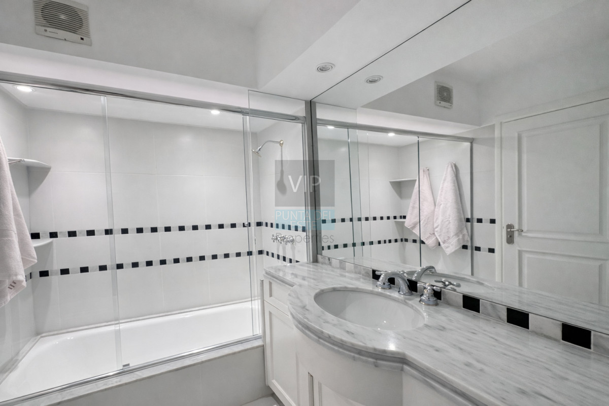 Apartamento ID.2753 - Triplex frente al mar en Playa Brava con terrazas, jacuzzi y departamento de huéspedes independiente