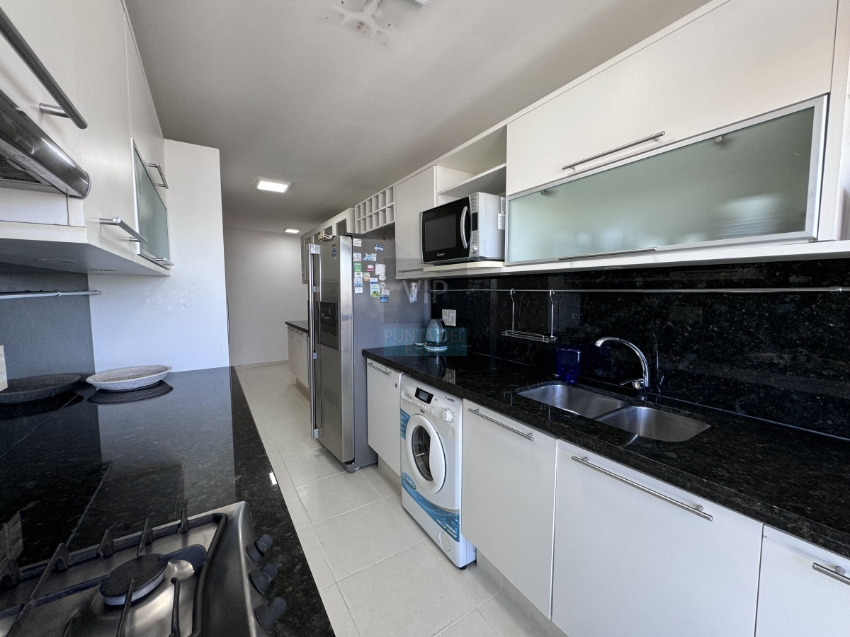 Apartamento ID.2228 - Oportunidad - Apartamento 3 dormitorios con vista al mar Playa Mansa - Punta del Este