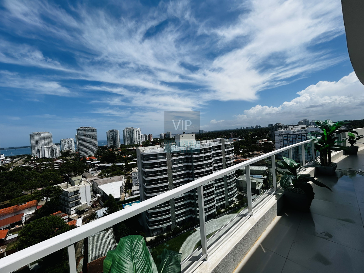 Apartamento ID.2383 - Venta de Penthouse de 3 dormitorios en Aidy grill - Punta del Este