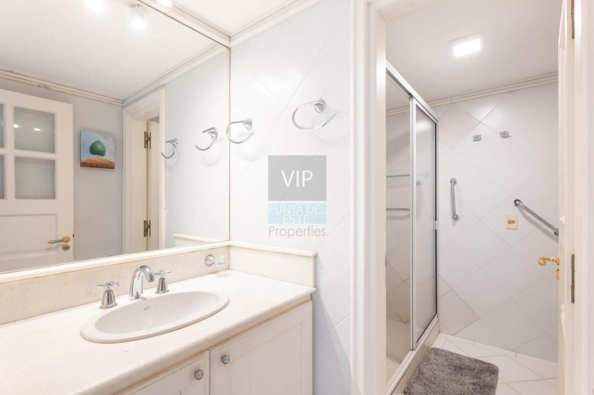 Apartamento ID.2745 - Apartamento de 4 dormitorios con vista en el Puerto de Punta del Este