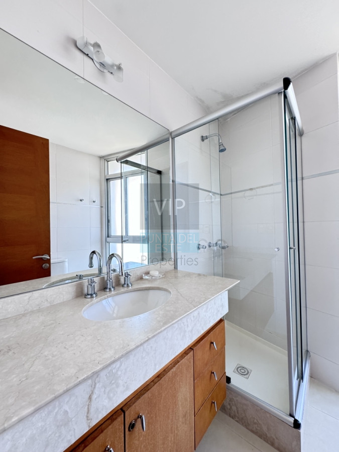 Apartamento ID.2228 - Oportunidad - Apartamento 3 dormitorios con vista al mar Playa Mansa - Punta del Este