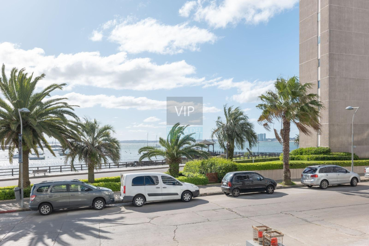 Apartamento ID.2745 - Apartamento de 4 dormitorios con vista en el Puerto de Punta del Este