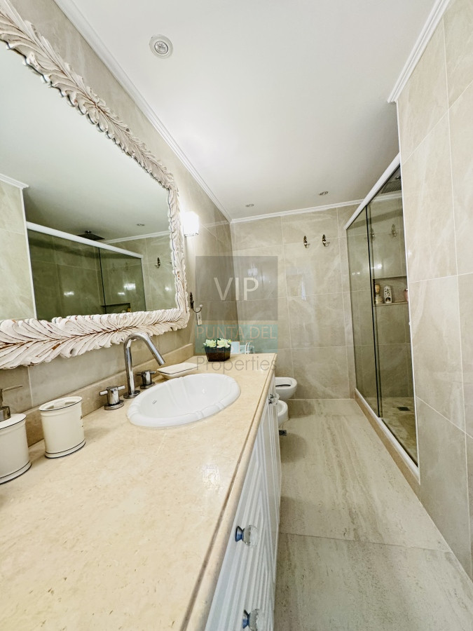 Apartamento ID.2217 - Apartamento 3 dormitorios Con vista al mar Playa Mansa - Punta del Este