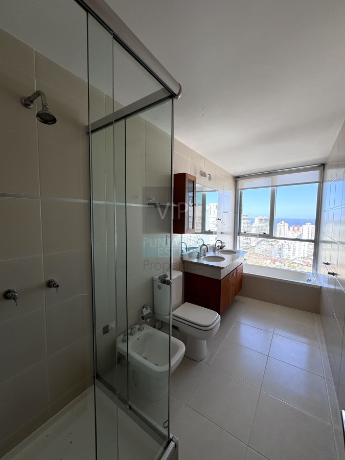 Apartamento ID.2228 - Oportunidad - Apartamento 3 dormitorios con vista al mar Playa Mansa - Punta del Este