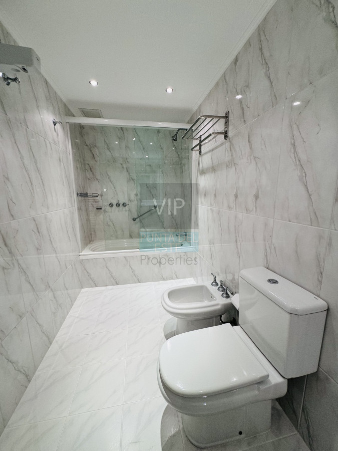 Apartamento ID.2211 - Venta apartamento 3 dormitorios vista al mar Playa Mansa - Punta del Este