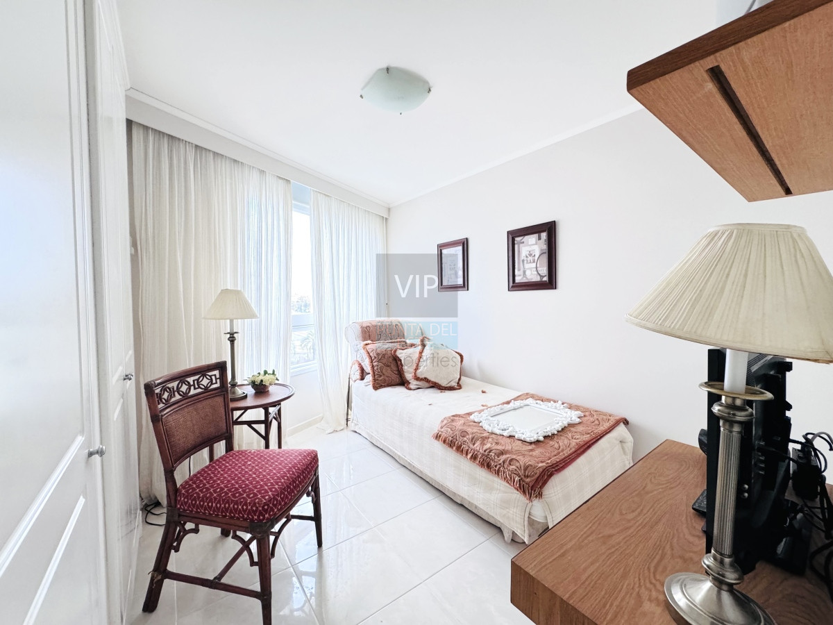 Apartamento ID.2217 - Apartamento 3 dormitorios Con vista al mar Playa Mansa - Punta del Este