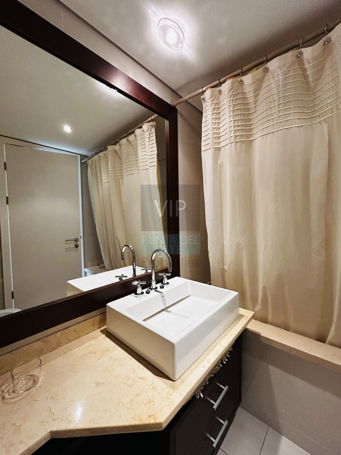 Apartamento ID.2275 - Alquiler apartamento 3 dormitorios con vista al mar Playa mansa - Punta del Este