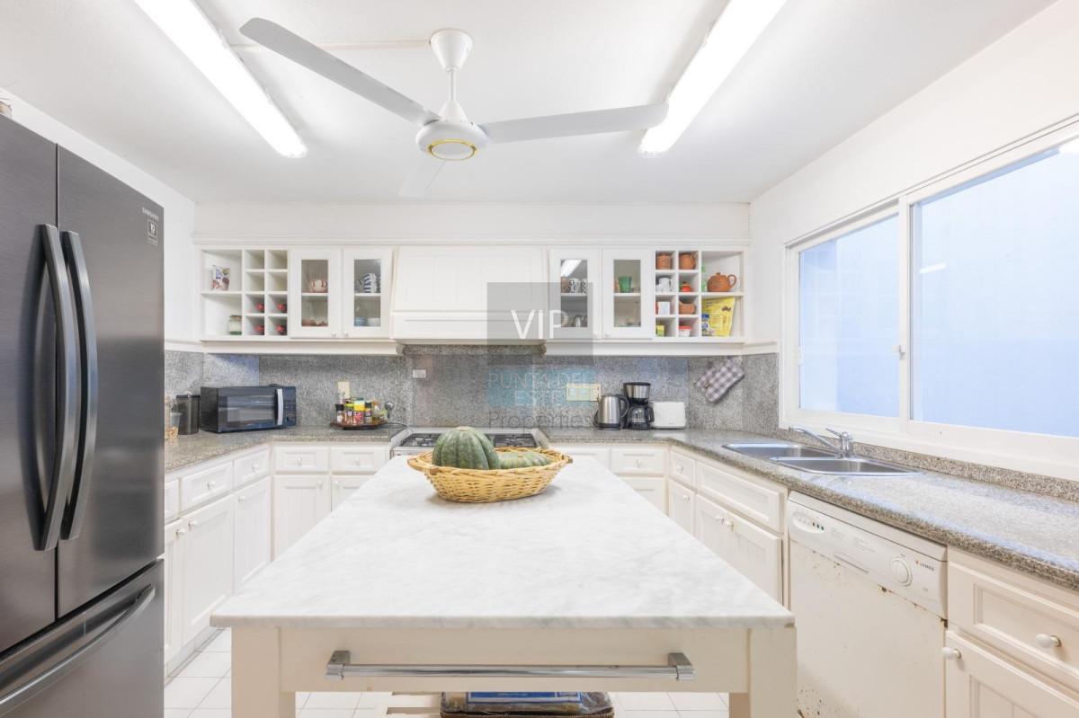 Apartamento ID.2745 - Apartamento de 4 dormitorios con vista en el Puerto de Punta del Este