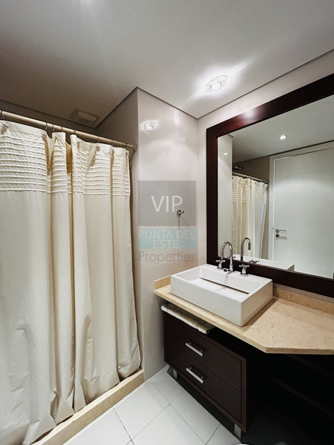 Apartamento ID.2275 - Alquiler apartamento 3 dormitorios con vista al mar Playa mansa - Punta del Este