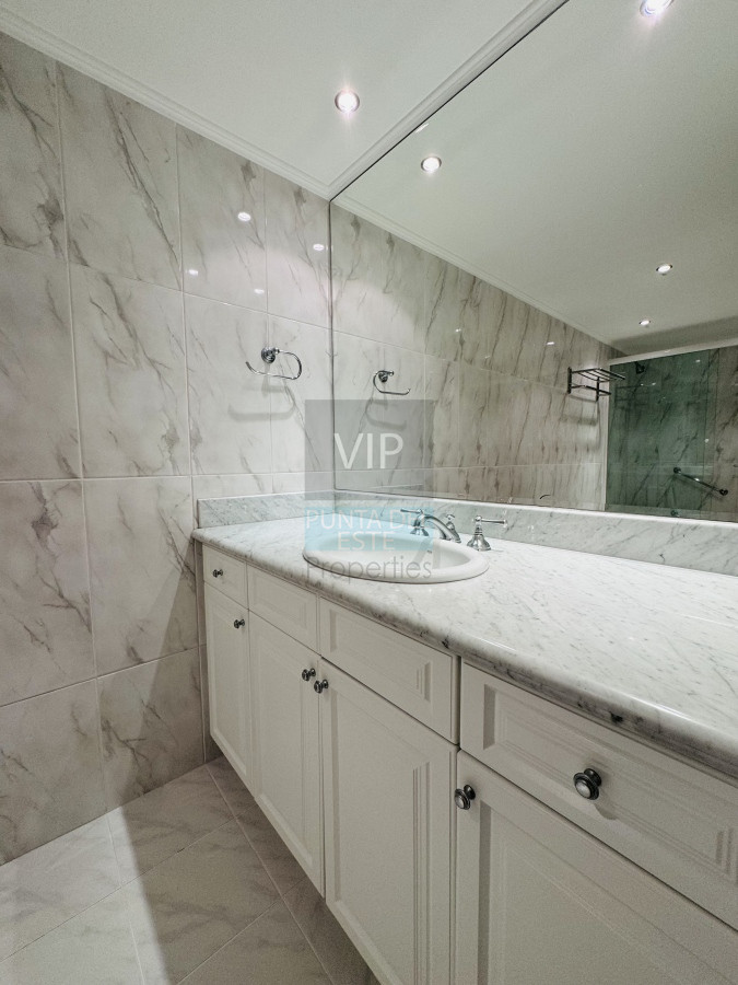 Apartamento ID.2211 - Venta apartamento 3 dormitorios vista al mar Playa Mansa - Punta del Este