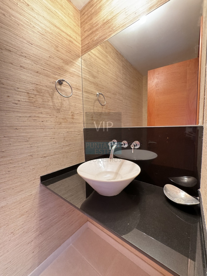 Apartamento ID.2228 - Oportunidad - Apartamento 3 dormitorios con vista al mar Playa Mansa - Punta del Este