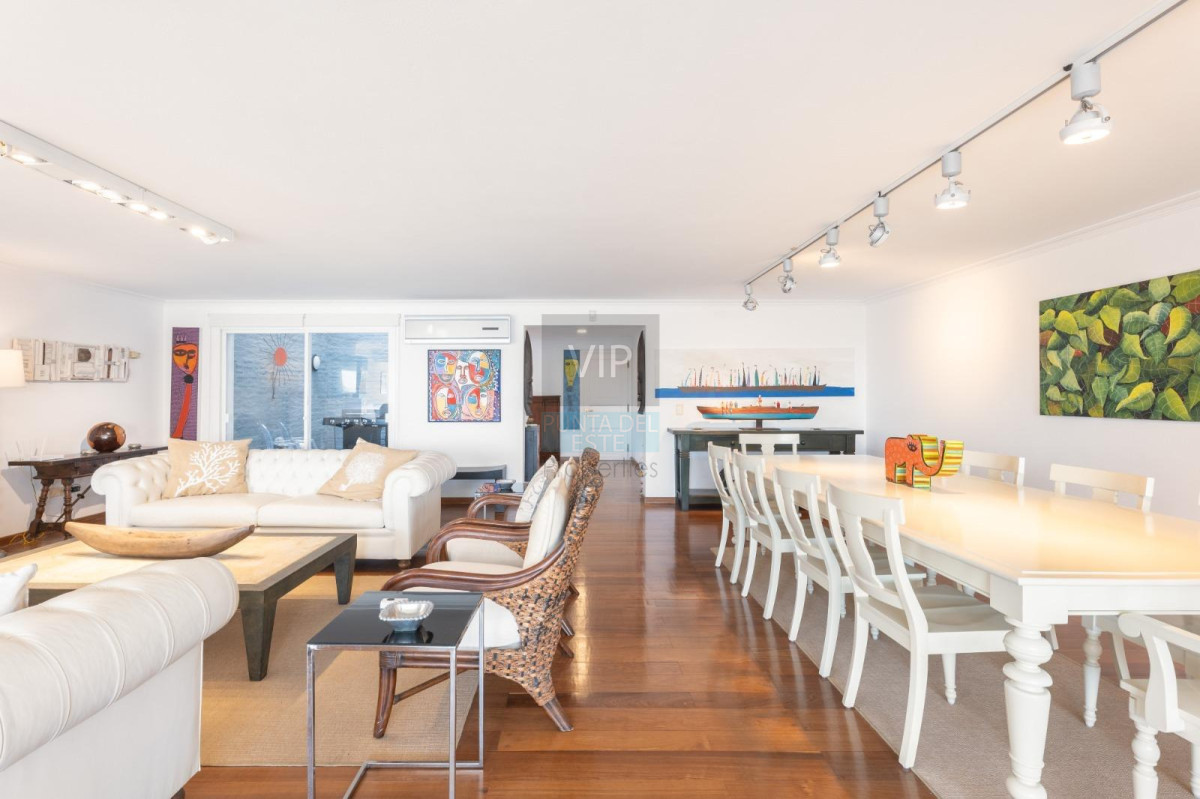 Apartamento ID.2745 - Apartamento de 4 dormitorios con vista en el Puerto de Punta del Este