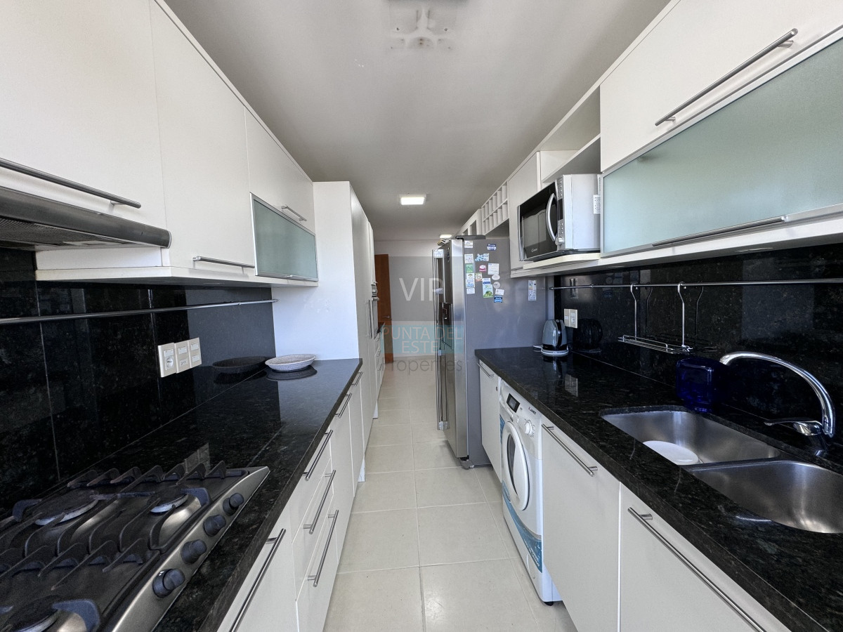 Apartamento ID.2228 - Oportunidad - Apartamento 3 dormitorios con vista al mar Playa Mansa - Punta del Este