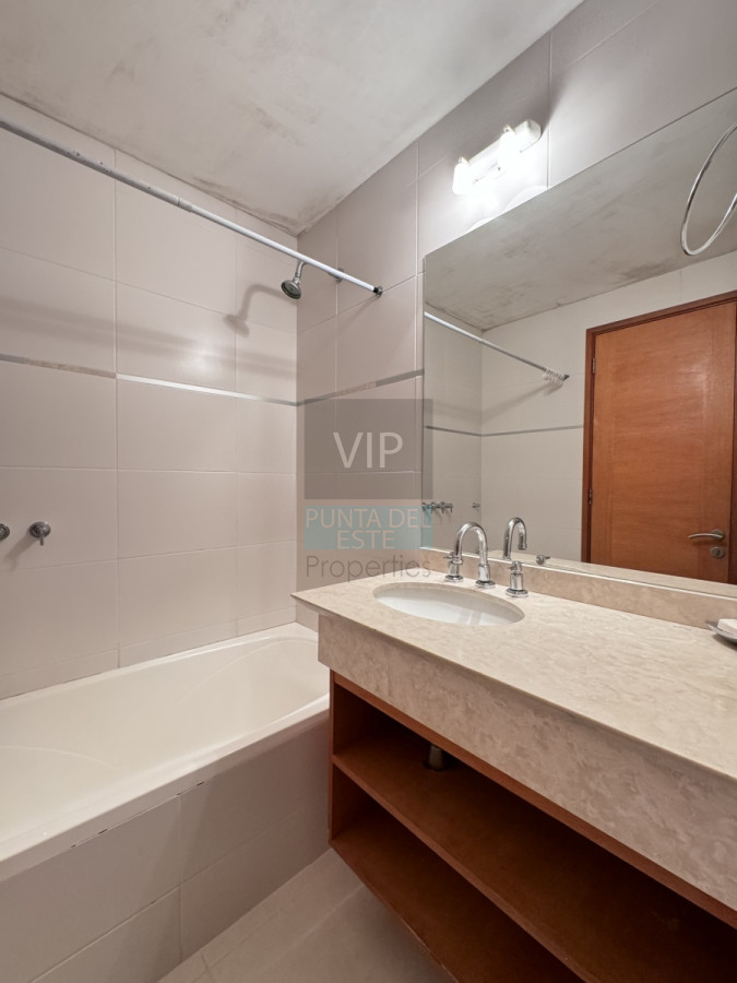 Apartamento ID.2228 - Oportunidad - Apartamento 3 dormitorios con vista al mar Playa Mansa - Punta del Este