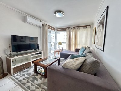Apartamento de 1 dormitorio y medio en piso alto ? A 100 metros del mar
