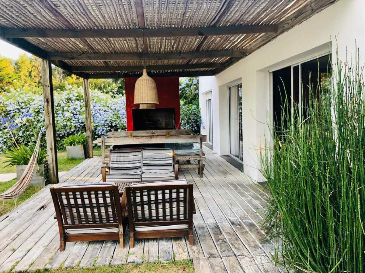 Alquiler anual casa 4 dormitorios Punta del Este Barrio Privado