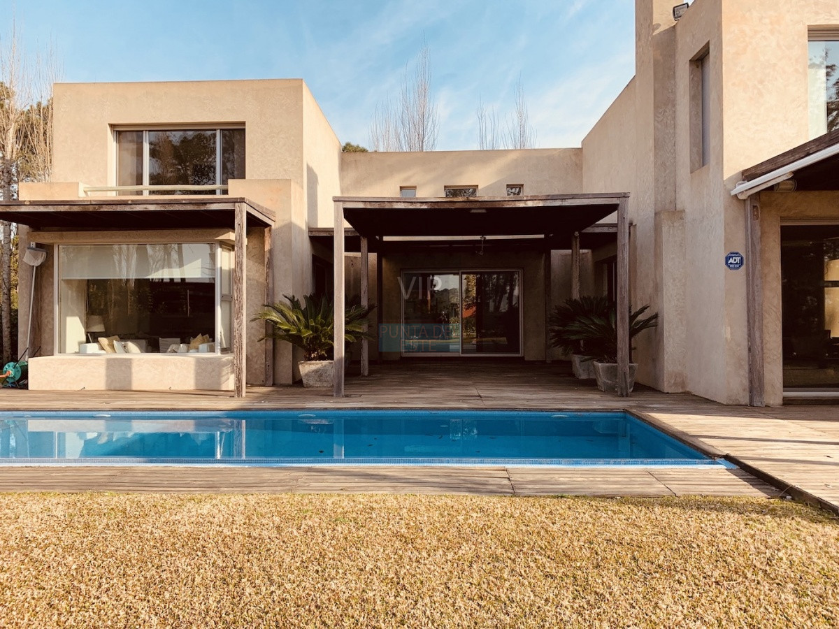Casa ID.469 - Vendo excepcional casa ubicada dentro de Laguna Blanca