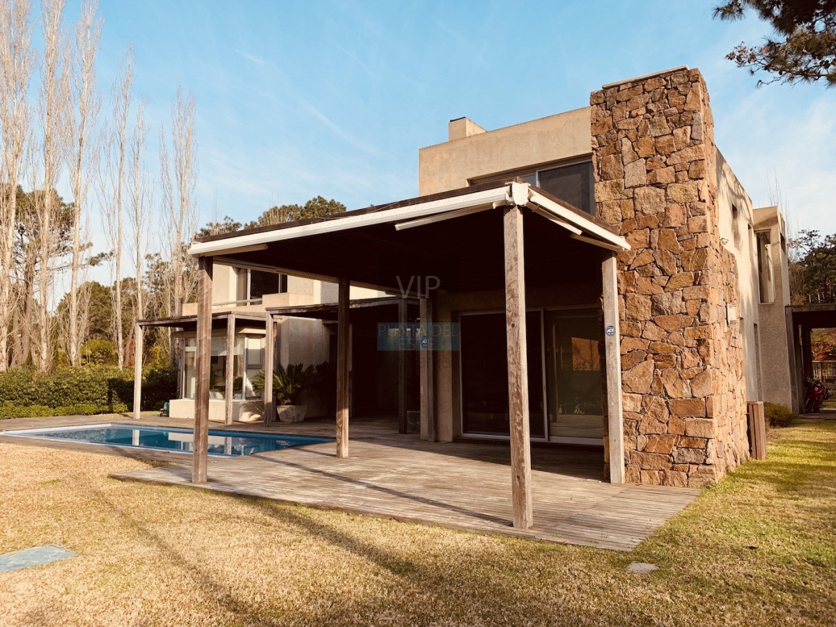 Casa ID.469 - Vendo excepcional casa ubicada dentro de Laguna Blanca