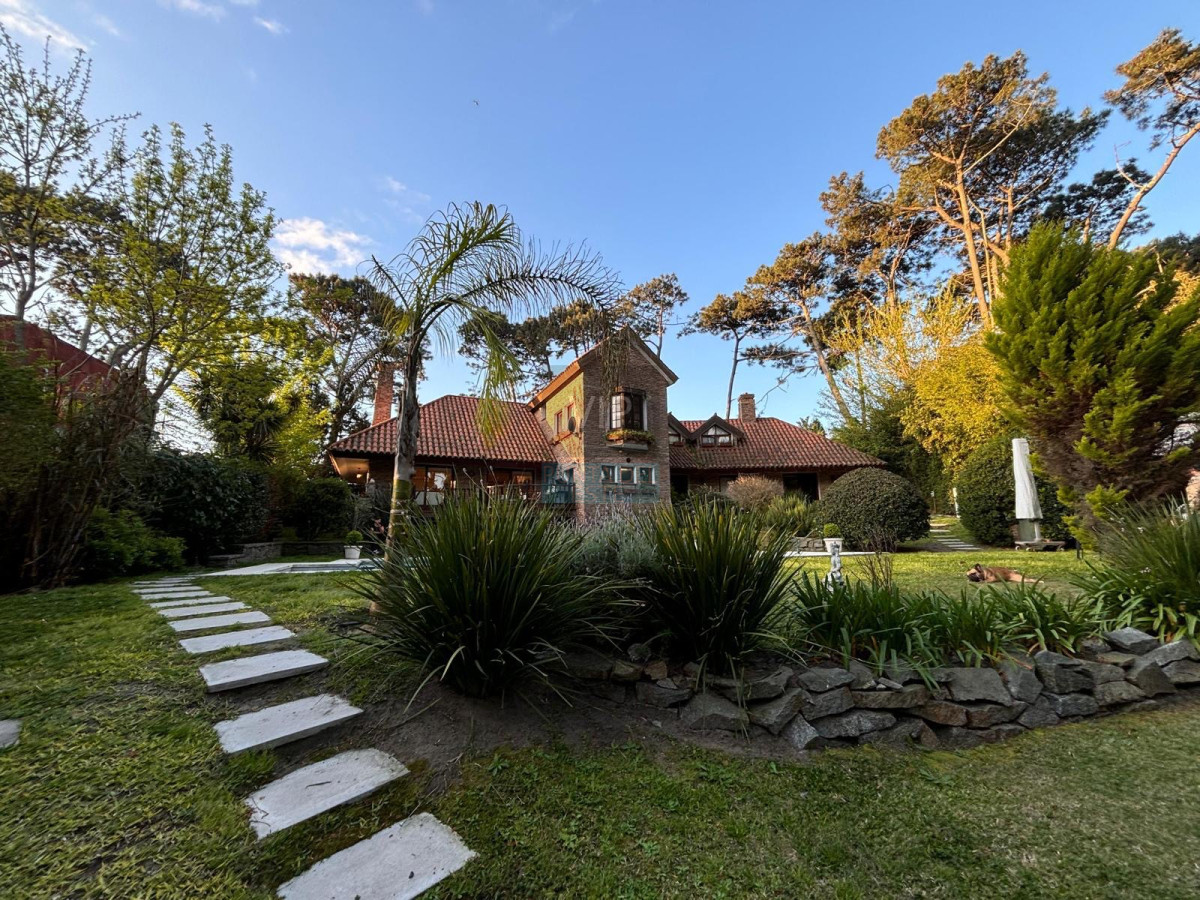 Casa ID.2627 - Casa 6 Dormitorios con Piscina en San Rafael – Punta del Este