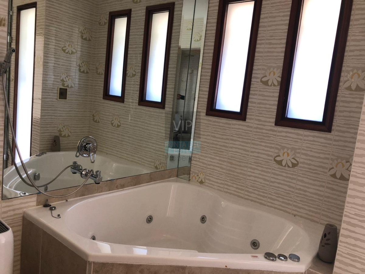 Casa ID.9 - Venta casa de 5 dormitorios en Lugano Punta del Este