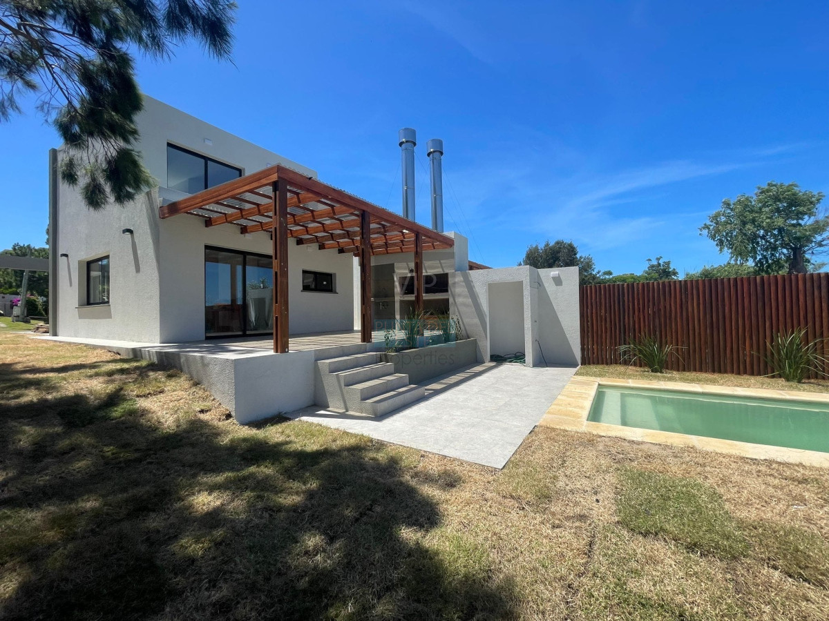 Casa ID.2652 - Venta Casa 3 dormitorios Con Piscina Punta Colorada - Piriapolis