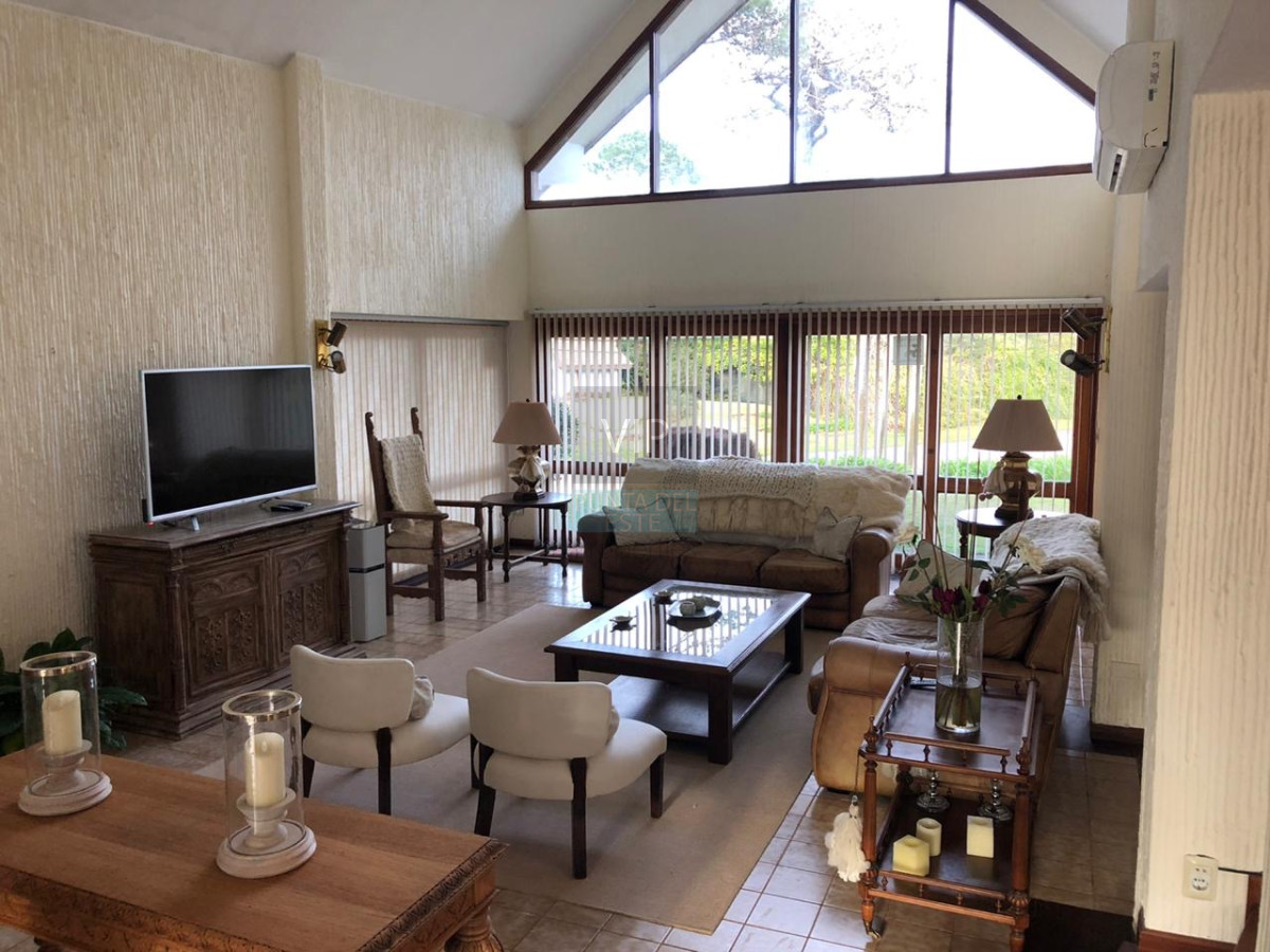 Casa ID.9 - Venta casa de 5 dormitorios en Lugano Punta del Este