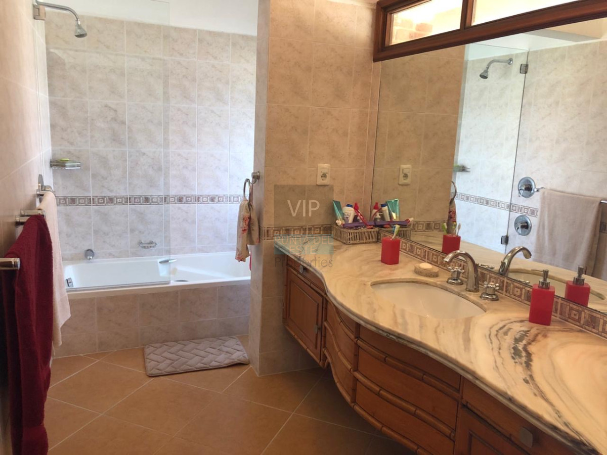 Casa ID.9 - Venta casa de 5 dormitorios en Lugano Punta del Este