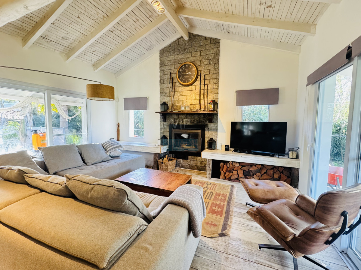 Casa En Alquiler Temporal 3 dormitorios en Punta del Este con Piscina Y Casa De Huéspedes - GoPunta - Portal Inmobiliario de Punta del Este - Maldonado