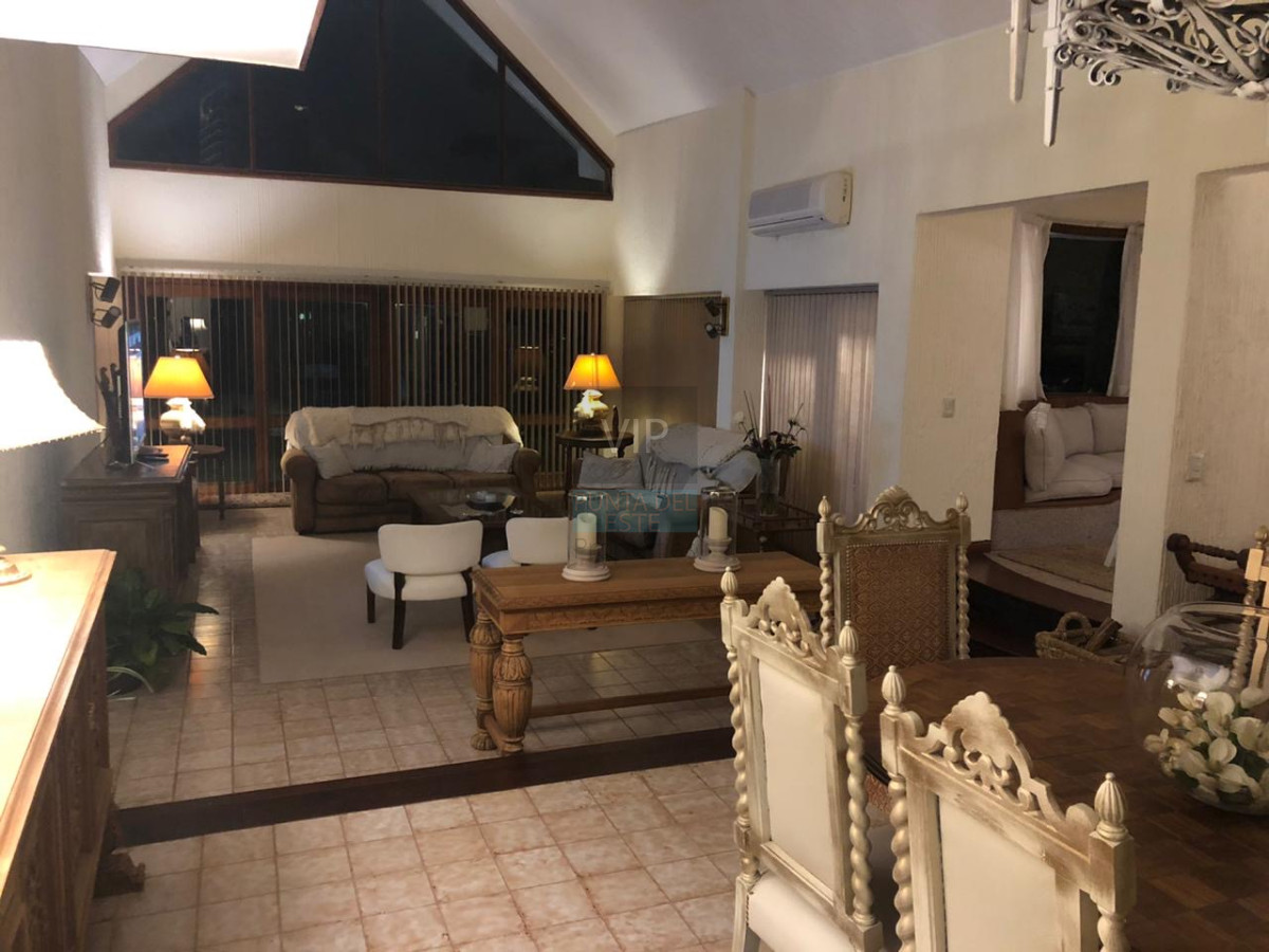 Casa ID.9 - Venta casa de 5 dormitorios en Lugano Punta del Este