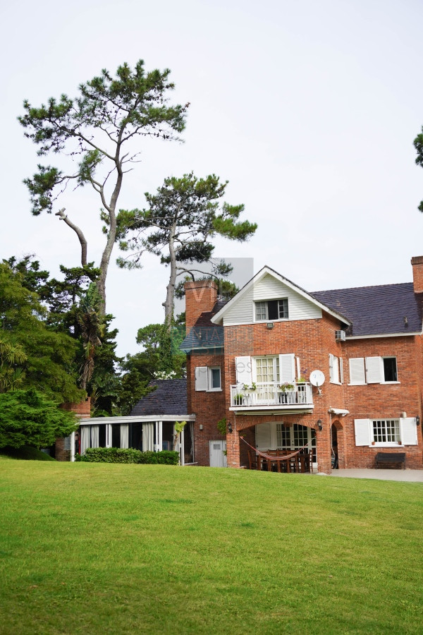 Casa ID.1986 - Venta casa de 6 dormitorios en Mansa -  Punta del Este