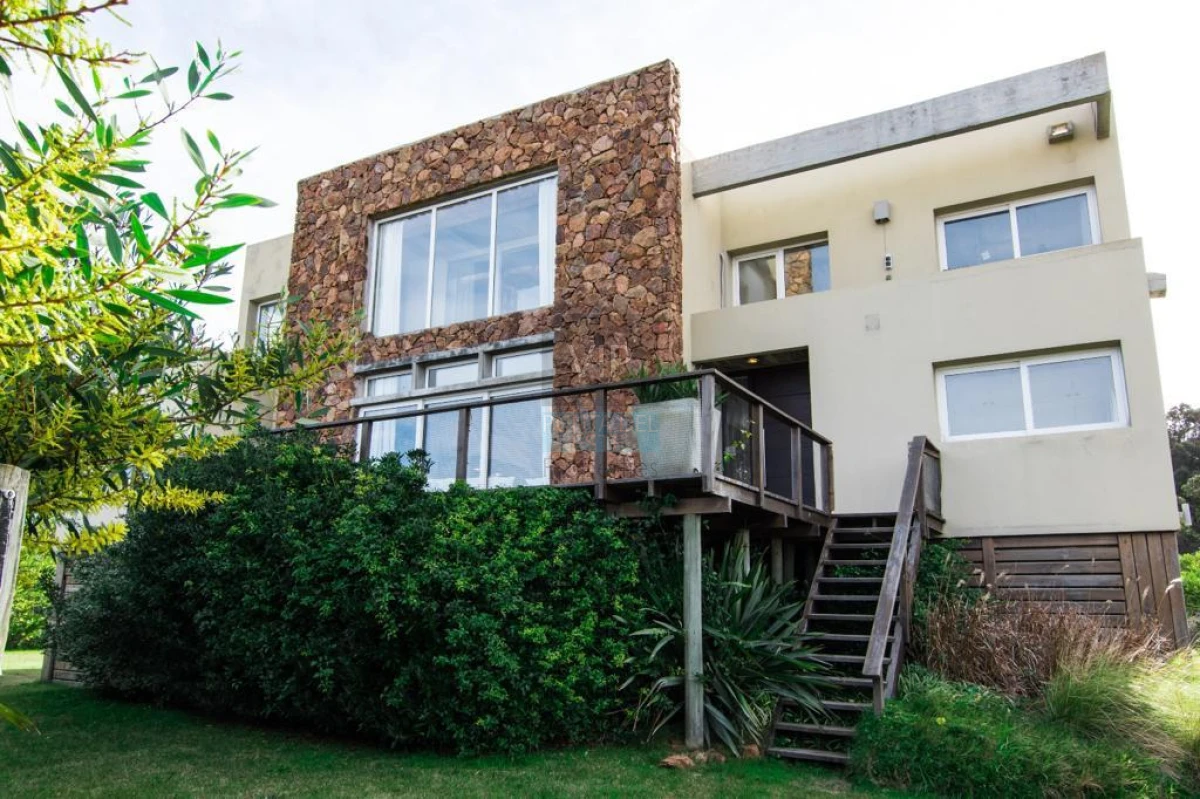 Casa ID.373 - Venta casa de 4 dormitorios frente al mar
