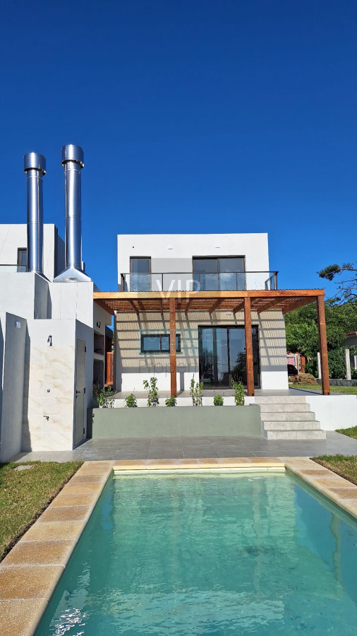 Casa ID.2652 - Venta Casa 3 dormitorios Con Piscina Punta Colorada - Piriapolis