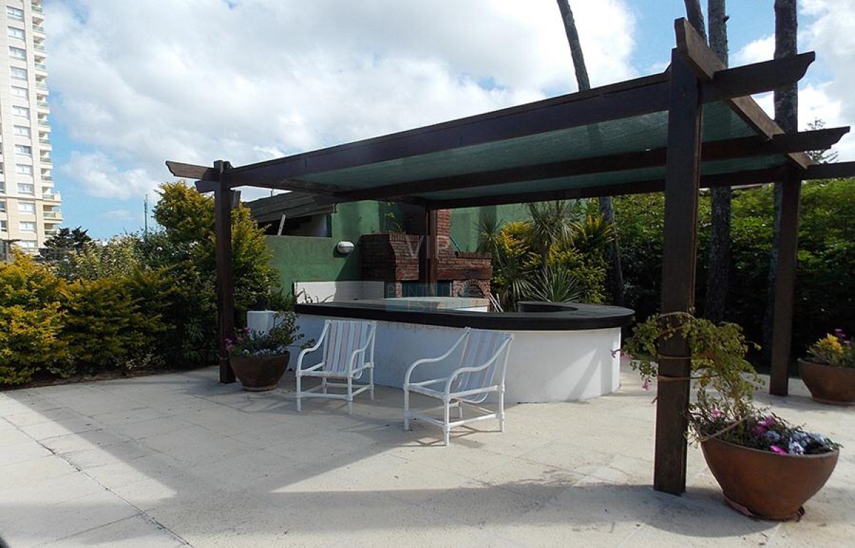 Casa ID.1960 - Venta casa de 4 dormitorios en Playa Mansa Punta del Este