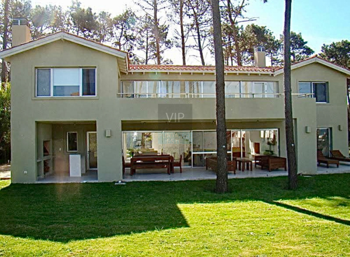 Casa ID.927 - Casa de 4 dormitorios y servicio en Laguna Blanca