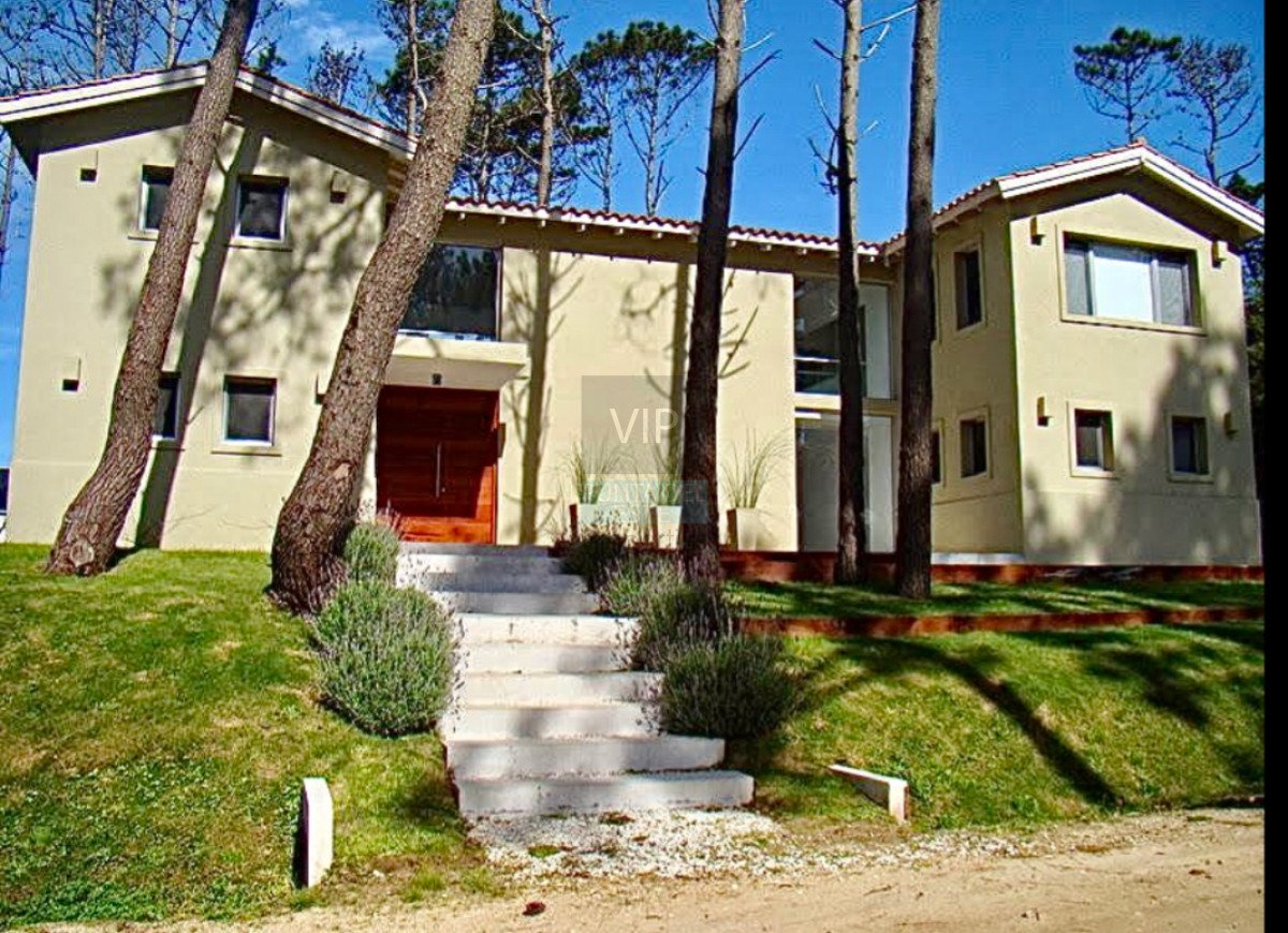 Casa ID.927 - Casa de 4 dormitorios y servicio en Laguna Blanca