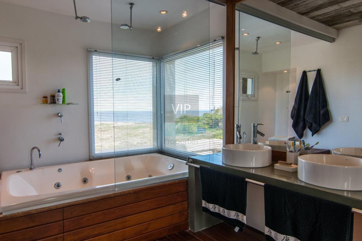 Casa ID.373 - Venta casa de 4 dormitorios frente al mar