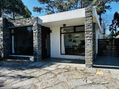 Alquiler anual casa de 4 dormitorios en Cantegrill - Punta del Este