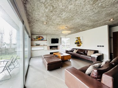 Casa 4 dormitorios en Barrio Privado - Punta del Este