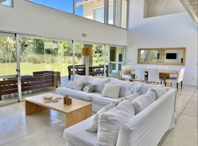 Elegante Casa de Diseño en Laguna Blanca con 4 Dormitorios y Servicio